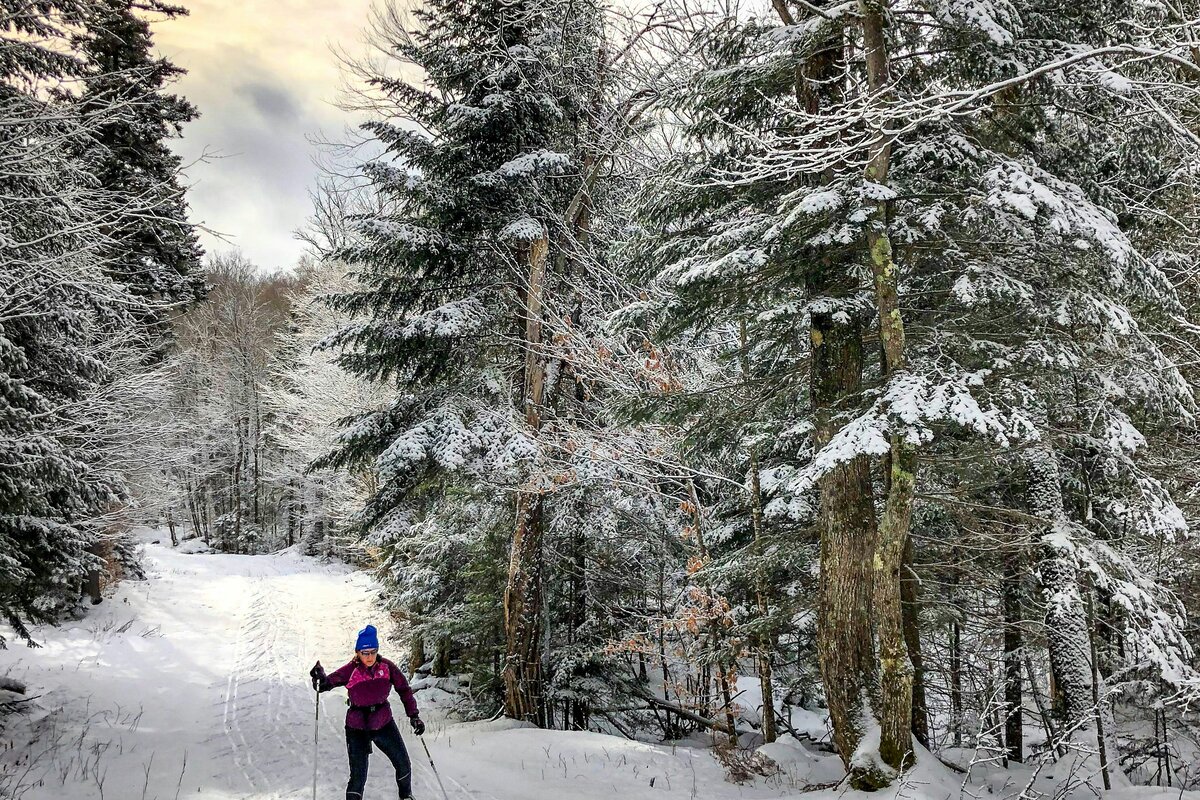 Hiihtäjä harjoittelee perinteistä tekniikkaa