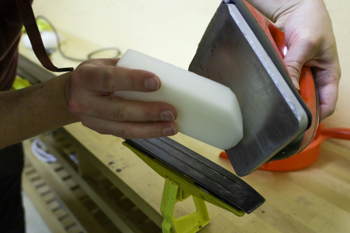 Suksien voitelua huoltopenkillä